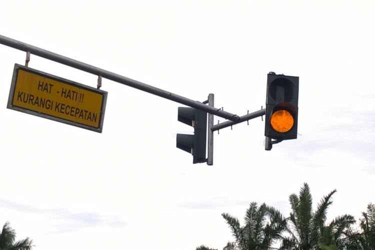 Lampu lalu lintas diKomplek Perumahan Angkatan Laut, Pangkalan Jati, Cinere, Jumat (18/1/2019).