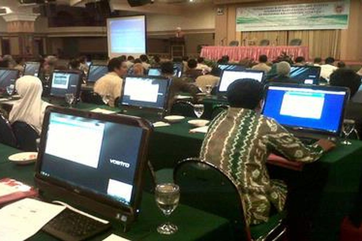 Sejumah calon operator dari 55 kantor Dinas Tenaga Kerja dan Transmigrasi di 4 provinsi sedang mengikuti pelatihan sistem online data TKI di Banjarmasin, Rabu (8/2/2012).