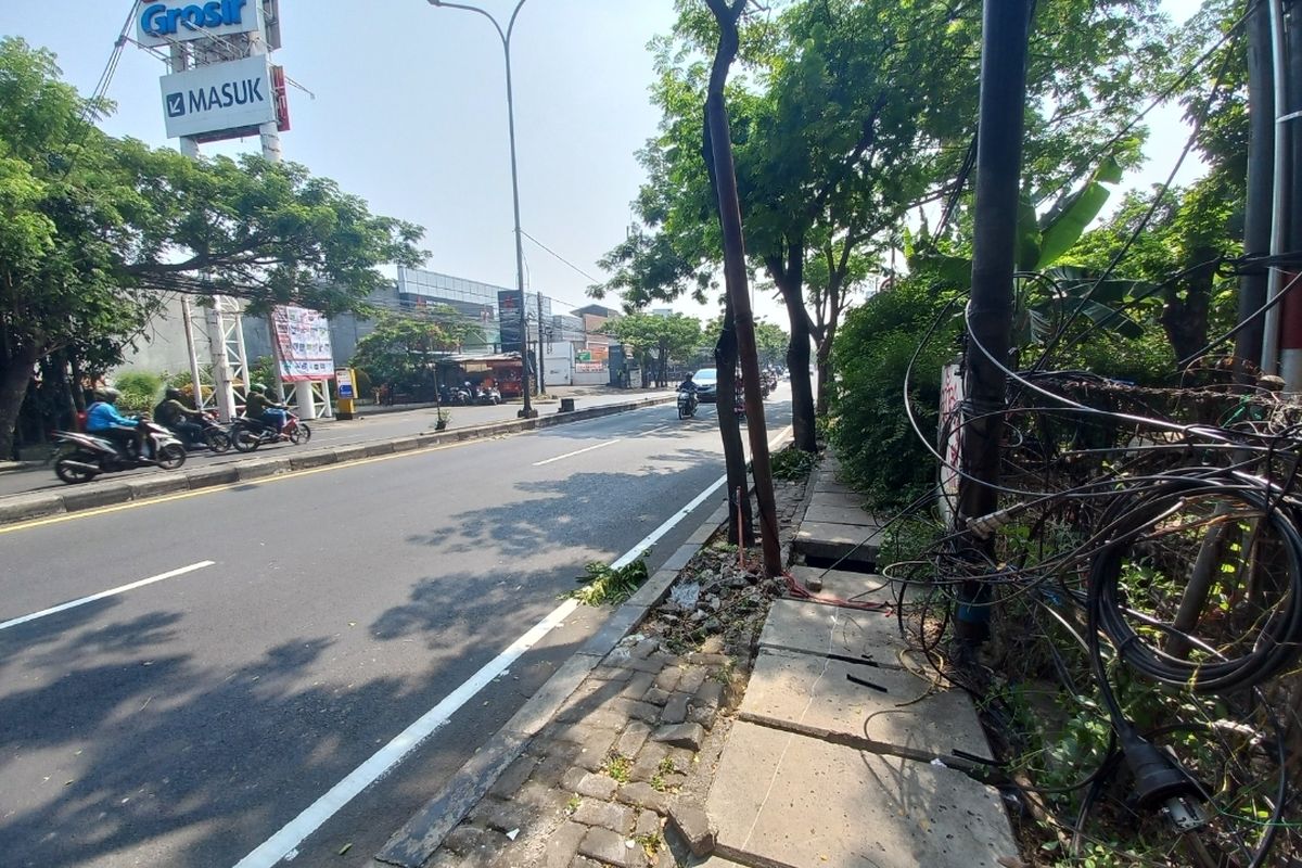 Tiang kabel yang miring di Jalan Ir Juanda, Ciputat, Tangerang Selatan, telah berhasil dievakuasi pada Senin (14/8/2023). Alhasil, arus lalu lintas dari arah Lebak Bulus menuju Ciputat kini mulai lancar.