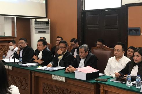 Momen Ricky Rizal dan Kuat Ma’ruf Bertemu Keluarga Brigadir J di Ruang Sidang