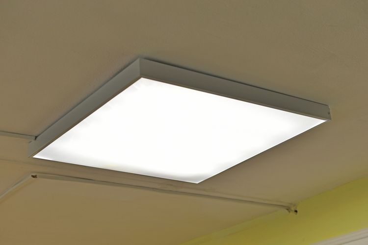 Ilustrasi pemasangan lampu panel di plafon gypsum