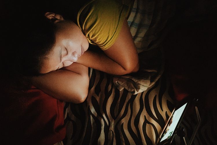 Tidur dengan lampu atau peralatan elektronik menyala bisa memicu gangguan tidur.