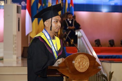 Wisudawan Ini Berbagi Cerita Kuliah di Unair dengan Keterbatasan Dana