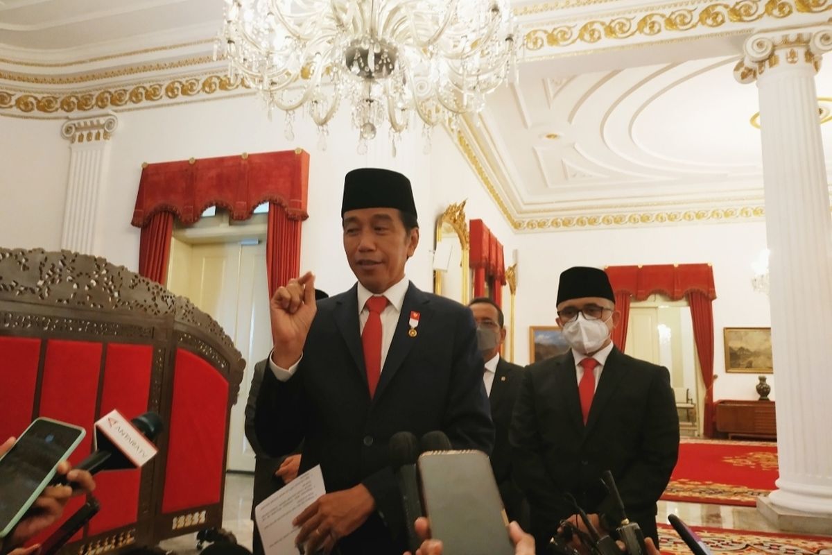Presiden Joko Widodo memberikan keterangan pers usai melantik Abdullah Azwar Anas sebagai Menpan RB, di Istana Negara, Rabu (7/9/2022).