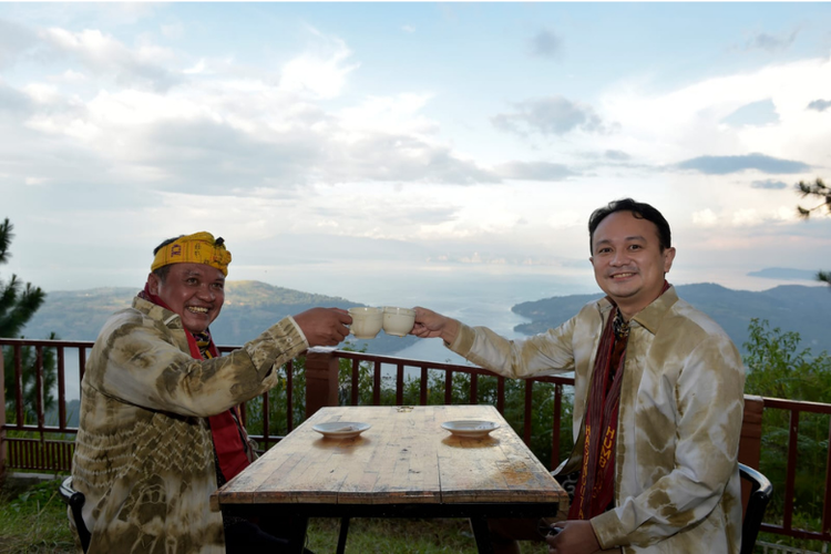 Anggota DPR RI Komisi VII dari Fraksi Partai Golkar Lamhot Sinaga (kiri) dan Wamendag Jerry Sambuaga (kanan) saat melakukan kunjungan ke Desa Sigumpar. 
