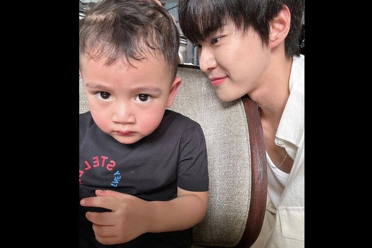 Dua hari lalu Doyoung mengunggah foto bersama Cipung di Instagram dan membuat keterangan Cipung Cute.