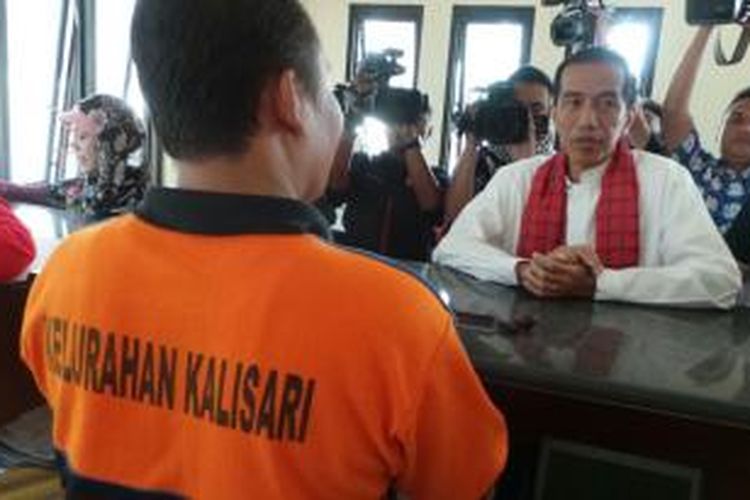 Gubernur DKI Jakarta Joko Widodo melakukan inspeksi mendadak di Kelurahan Kalisari, Jakarta Timur, Jumat (18/10/2013).