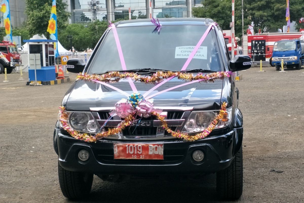 Mobil pengantin yang disiapkan para lurah untuk peserta nikah massal Pemprov DKI, Minggu (31/12/2017).