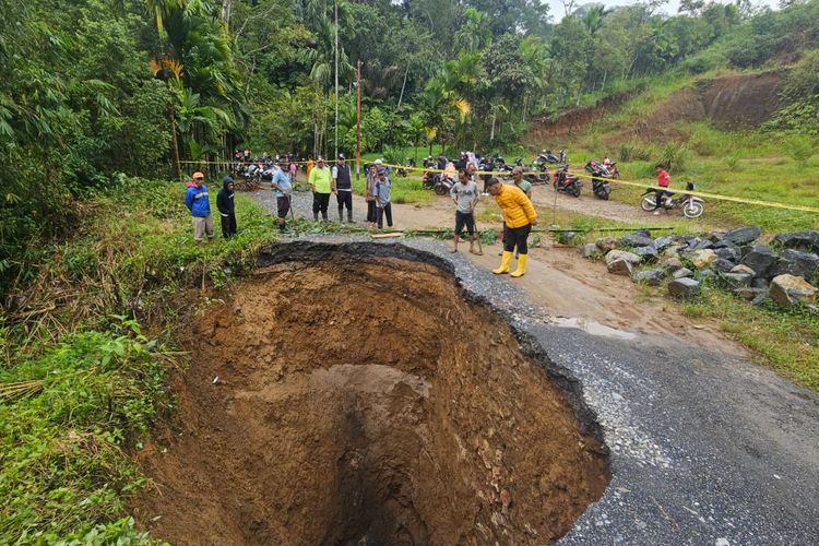 Jalan Ambles Mirip Sinkhole dan Tertimbun Longsor, 2.000 Warga di Limapuluh Kota Terisolasi
