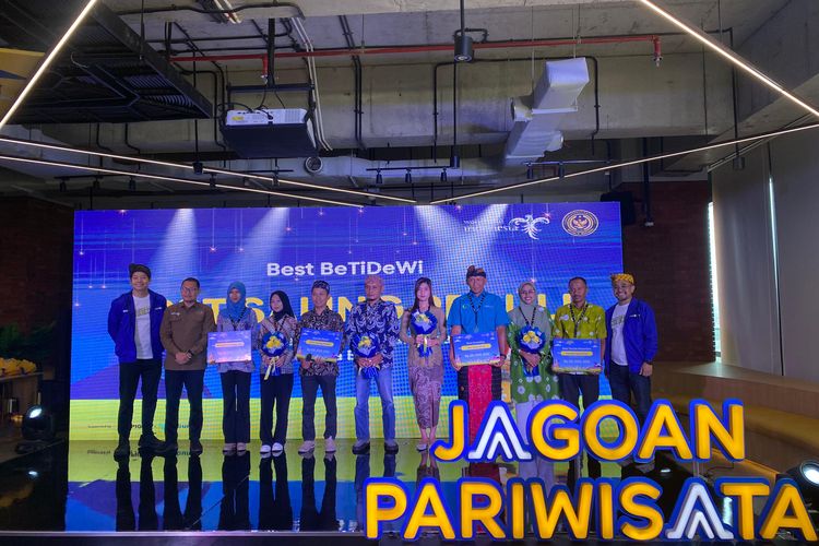 Para pemenang dalam acara Penganugerahan Jagoan Pariwisata di Jakarta, Rabu (15/11/2023).  