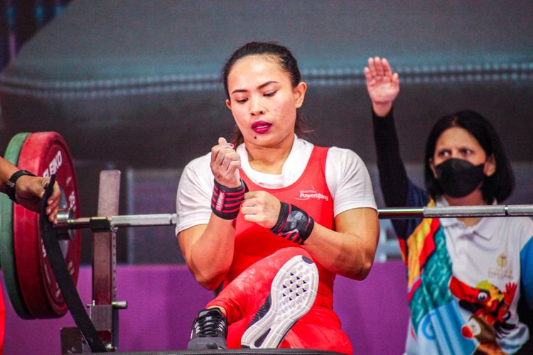 Atlet para angkat besi Indonesia, Ni Nengah Widiasih (kiri) mencetak rekor di ajang ASEAN Para Games 2022. Dia berhasil mengangkat angkatan 97 kg di Solo Paragon, Senin (1/8/2022) siang WIB.