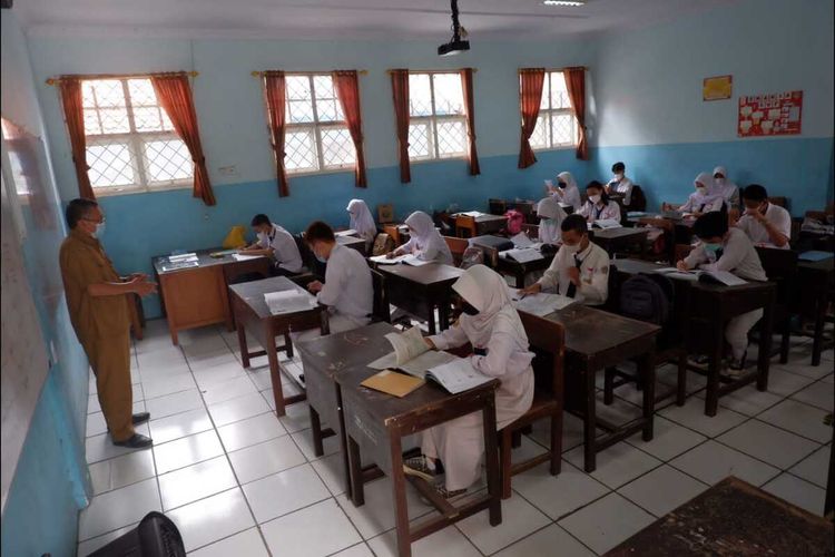 Pelaksanaan PTM terbatas di SMAN 1 Kota Serang