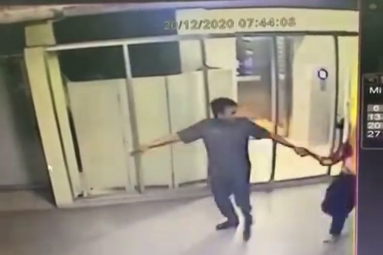 Potongan rekaman CCTV pelaku penganiayaan berinisial AJ menggandeng korban berinisial RL keluar dari lift sebuah hotel di kawasan Palmerah, Jakarta Barat. Diketahui, AJ memukul RL dengan sebuah kunci inggris pada Minggu (20/12/2020).