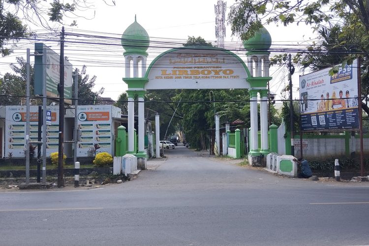 Gerbang masuk Pesantren Lirboyo Kota Kediri, Jawa Timur, 2025.