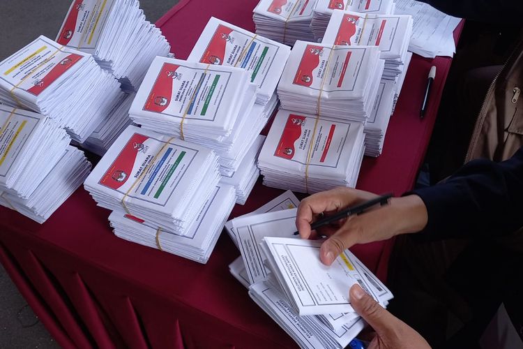 Contoh surat suarabyang digunakan dalam simulasi pemungutan suara di Kantor KPU RI, Selasa (22/3/2022).