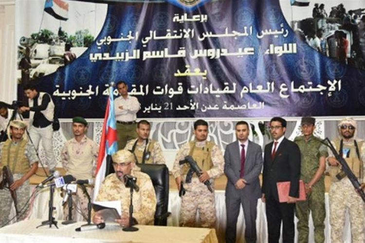 Pemimpin Dewan Transisi Selatan (STC) Yaman, Aidarous al-Zubaidi (duduk) mengumumkan rencana mereka untuk menggulingkan pemerintahan sah Presiden Abd-Rabbo Mansour Hadi Senin (22/1/2018).