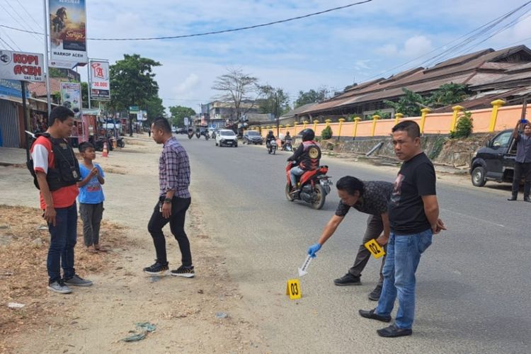 Polisi melakukan olah tempat kejadian perkara di lokasi penganiayaan seorang pelajar SMKN di Kendari