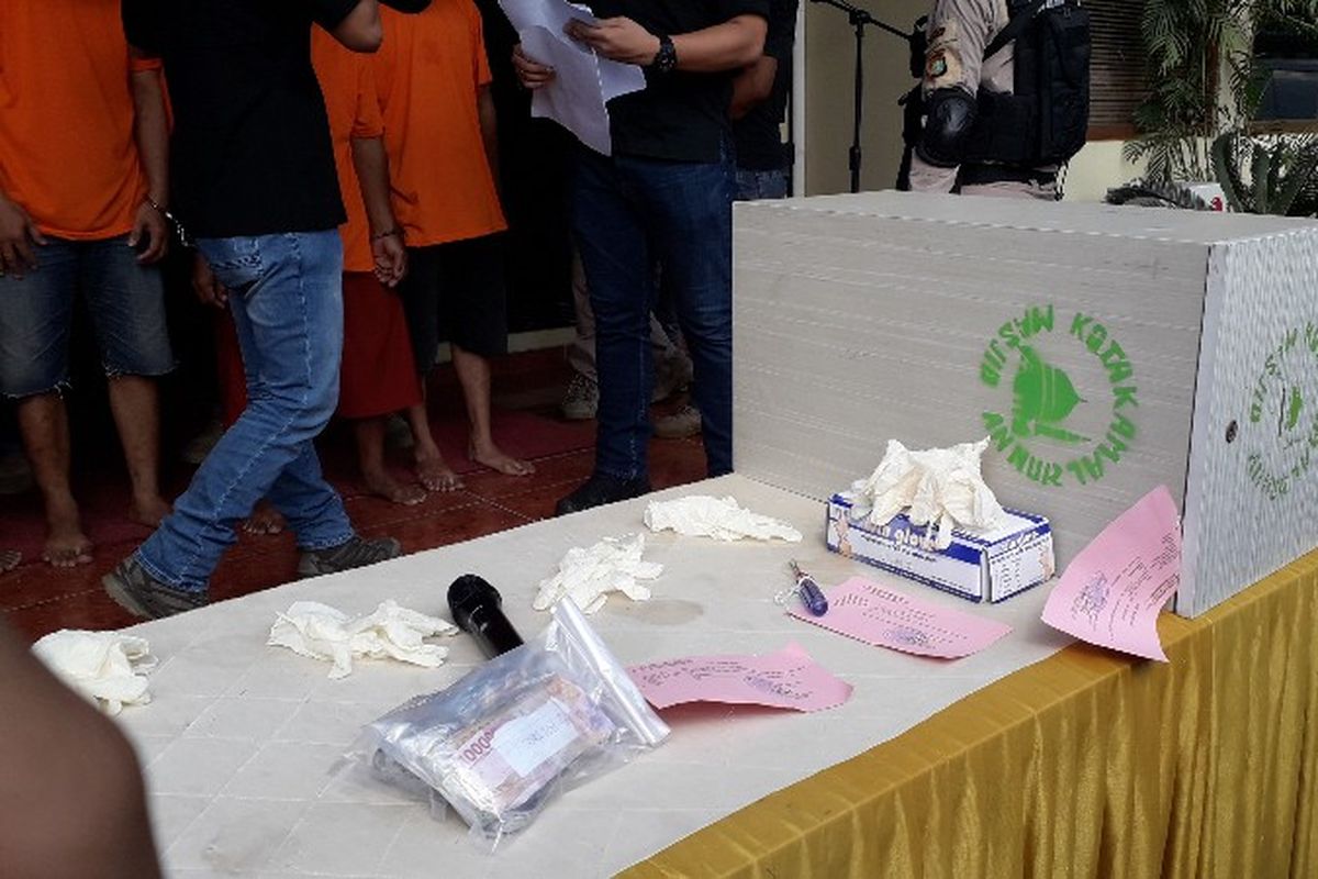 Barang bukti pengeroyokan seorang pencuri kotak amal di masjid An-Nur, Cengkareng, Jakarta Barat pada Selasa (10/4/2018). 