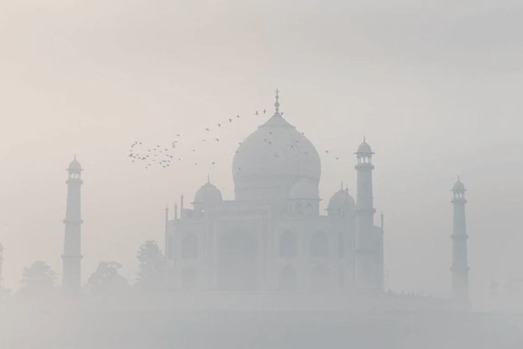 Ilustrasi Taj Mahal saat tertutup asap polusi tebal
