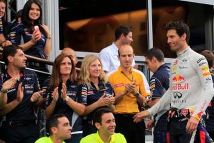Pebalap Red Bull Racing asal Australia, Mark Webber, berdiri setelah sesi pemotretan bersama tim, di Sirkuit Monza, pada GP Italia, Minggu (8/9/2013).