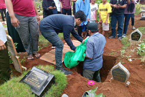 Balita yang Tewas Dianiaya Ibu Kandung Dimakamkan di TPU Pulogebang