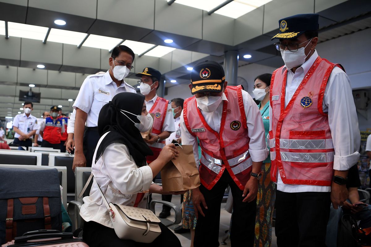 Menko PMK Muhadjir Effendy (kedua kanan), Menhub Budi Karya Sumadi (kanan) serta Dirut PT Kereta Api Indonesia (Persero) Didiek Hartantyo (kiri) berbincang dengan calon penumpang kereta api di Stasiun Pasar Senen, Jakarta Pusat, Kamis (7/4/2022). Menko PMK Muhadjir Effendy dan Menhub Budi Karya Sumadi meninjau kesiapan angkutan mudik Lebaran 2022 di stasiun tersebut. ANTARA FOTO/Sigid Kurniawan/hp.