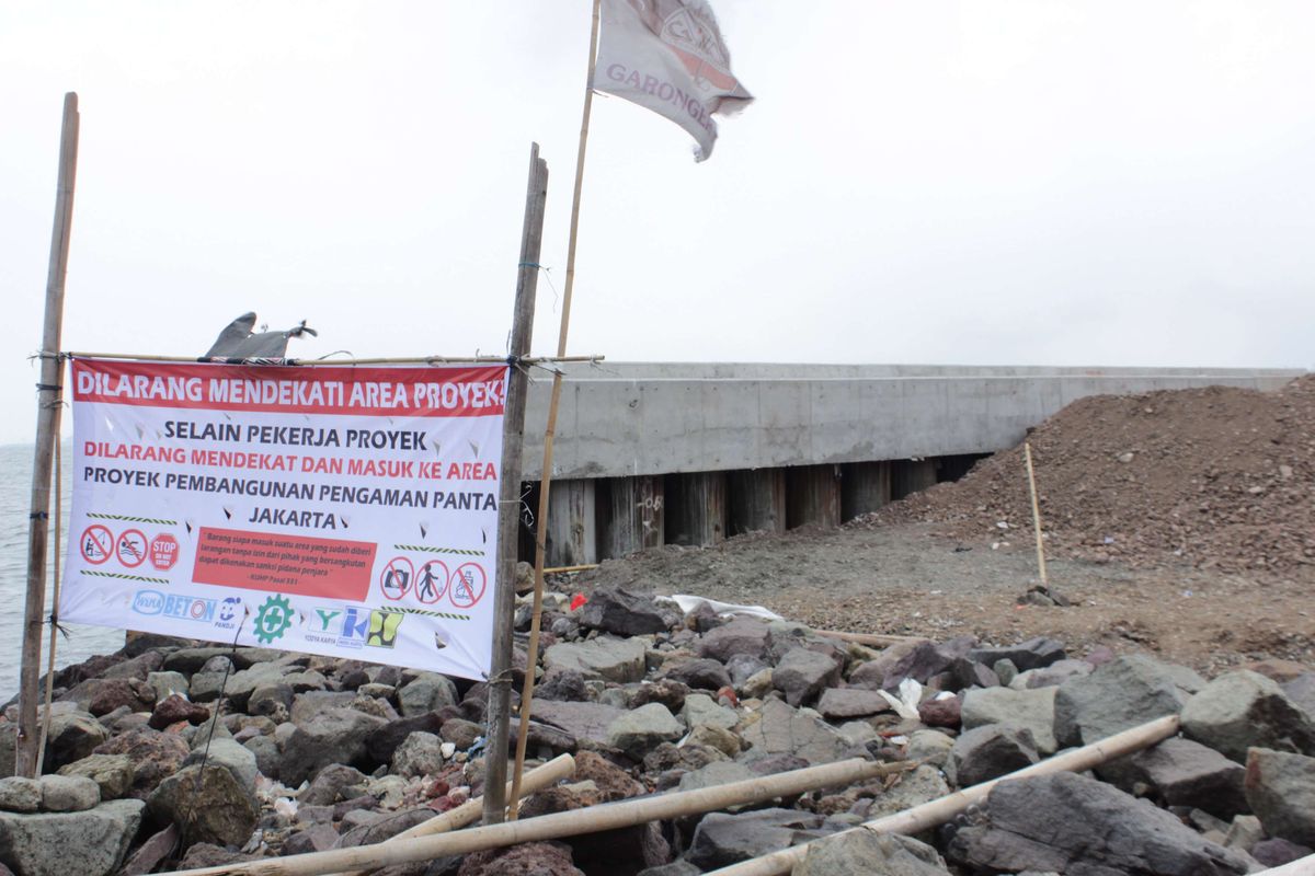 Nampak samping lokasi robohnya tanggul NCICD di Pelabuhan Perikanan Nizam Zachman, Muara Baru, Penjaringan, Jakarta Utara, Kamis (5/12/2019). Tanggul ini roboh karena pada Selasa sore (3/12/2019) terjadi hujan dan muka ar laut naik.