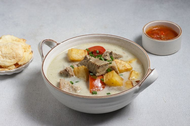 Kuah soto betawi terbuat dari campuran susu dan santan.