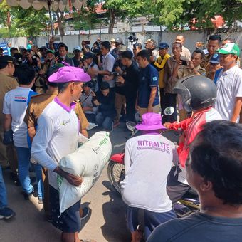 Antusias petani dan petambak saat gebyar pasar murah pupuk hajatan PT Pupuk Indonesia di GPP Lamongan, Jawa Timur, Selasa (30/1/2024).