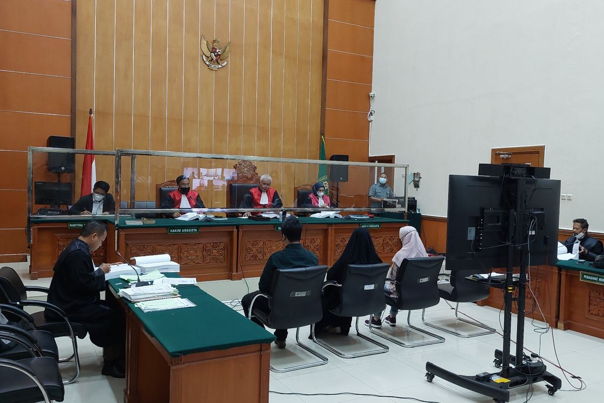 Sidang perkara pemalsuan akta otentik sejumlah aset milik keluarga Nirina Zubir kembali digelar pada Selasa (7/6/2022) sore. Sebanyak tiga orang saksi dihadirkan oleh Jaksa Penuntut Umum (JPU).  