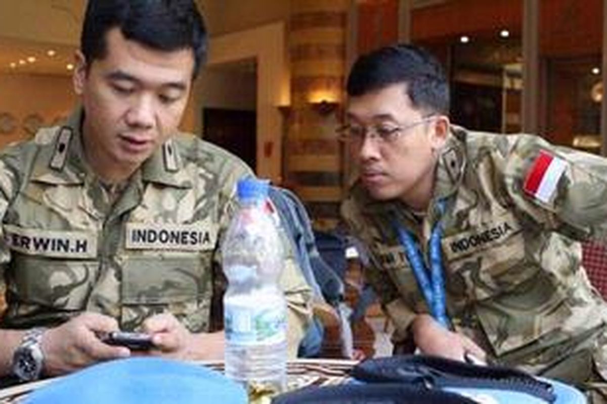 Dua anggota tim Misi Pemantau PBB di Suriah (UNSMIS) asal Indonesia bersiap meninggalkan hotel mereka di Damaskus, ibukota Suriah, Rabu (16/5/2012). Sehari sebelumnya konvoi tim pemantau gencatan senjata menjadi sasaran serangan bom di salah satu kota di Suriah dalam sebuah prosesi pemakaman.