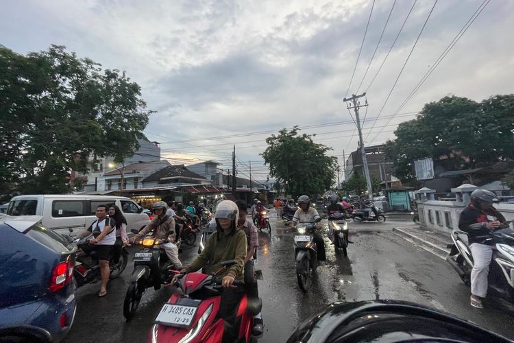 Perempatan Tlogosari Gajah padat merayap akibat banjir yang belum surut di Jalan Gajah Birowo, Kelurahan Tlogosari Kulon, Kecamatan Pedurungan, Kota Semarang, Rabu (29/10/2025). (Fatah Akrom/KOMPAS.com)