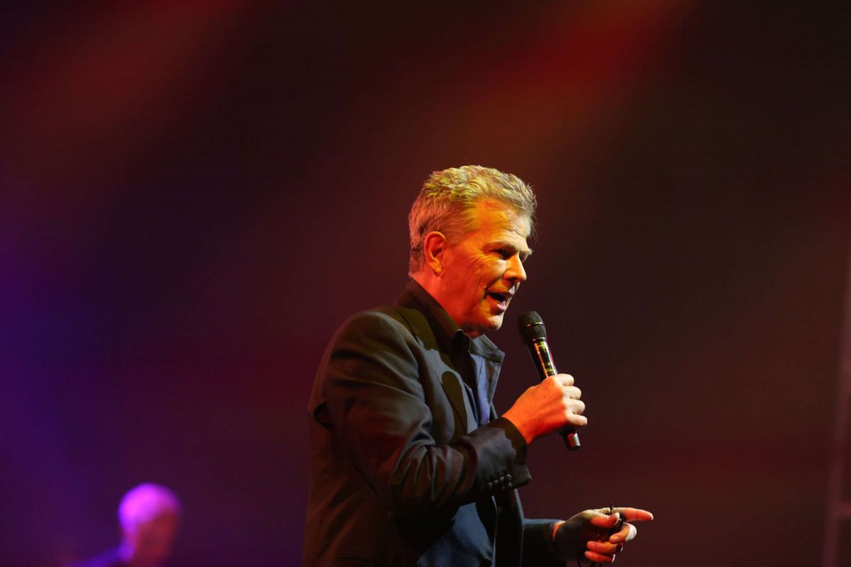 David Foster saat tampil di Dyandra Convention Center, Surabaya, Jawa Timur, Rabu Kamis (22/03/2018). Konser bertajuk Hitman David Foster And Friends ini menggandeng sejumlah penyanyi Internasional dan Indonesia yaitu Brian McKnight, Anggun, Yura Yunita, Sandhy Sandoro dan Dira Sugandi.