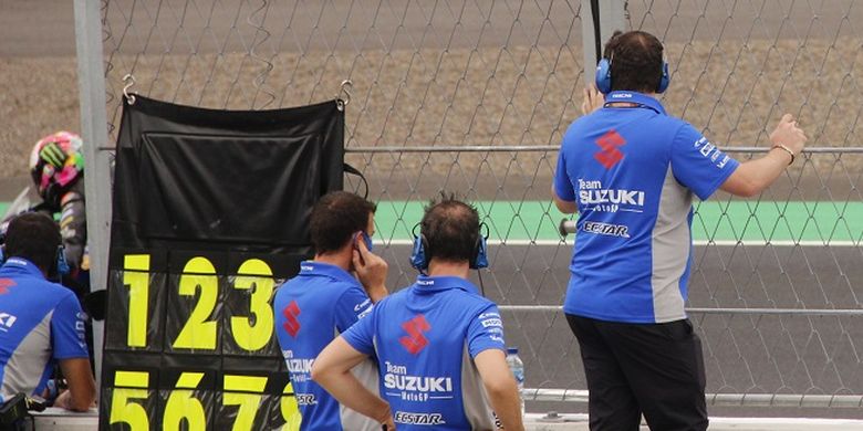 Kru Suzuki Ecstar tampak sedang memantau star pebalap Monster Energy Yamaha, Fabio Quartararo.