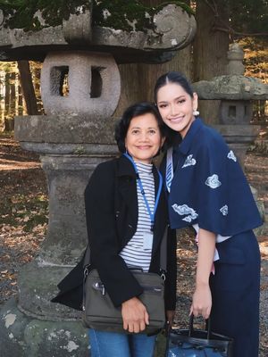 Melliza Xaviera tampil anggun di Jepang dengan batik Megamendung dan tas peta Indonesia, paduan elegan yang tunjukkan identitasnya di Negeri Sakura.