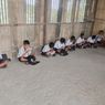 Tak Ada Meja dan Kursi, Siswa SD di Sikka Belajar Lesehan