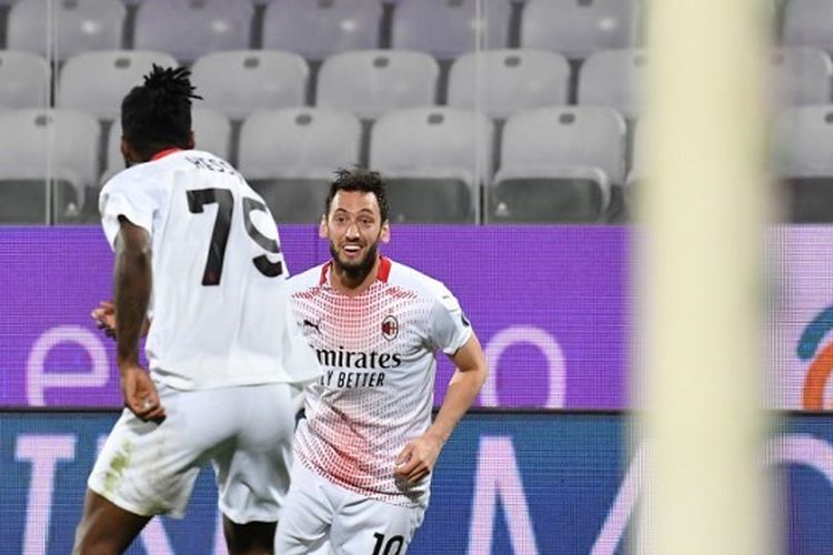 Hakan Calhanoglu mencetak gol untuk AC Milan melawan Fiorentina pada pekan ke-28 Serie A 2020-2021.
