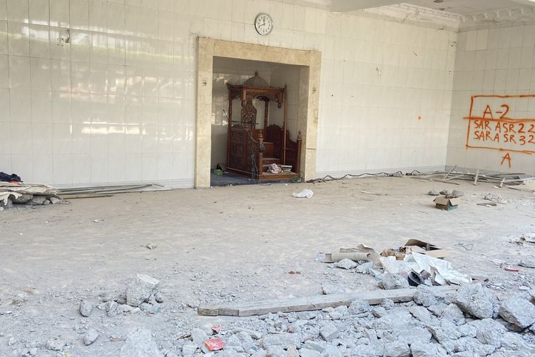 Bagian mimbar dan imam mushala Ponpes Al Khoziny Sidoarjo, Selasa (7/10/2025)