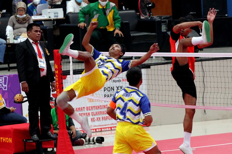 Tim sepak takraw putra Jawa Timur (kuning-biru) saat melawan tim Sulawesi Selatan pada pertandingan PON XX Papua 2021 di GOR Trikora Jayapura, Rabu (29/09/2021) siang.