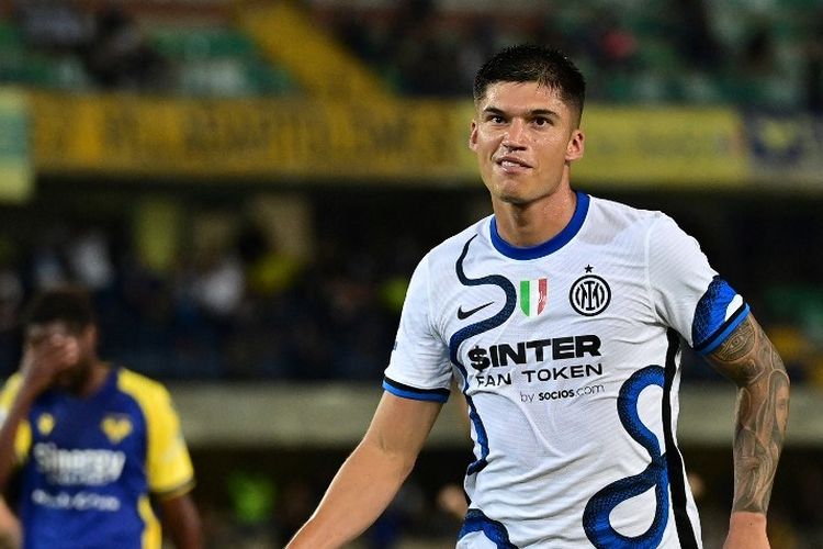 Pemain depan Inter Milan asal Argentina, Joaquin Correa, merayakan setelah mencetak gol ketiga timnya selama pertandingan sepak bola Serie A Italia antara Hellas Verona dan Inter Milan di stadion Marcantonio Bentegodi di Verona pada 27 Agustus 2021.