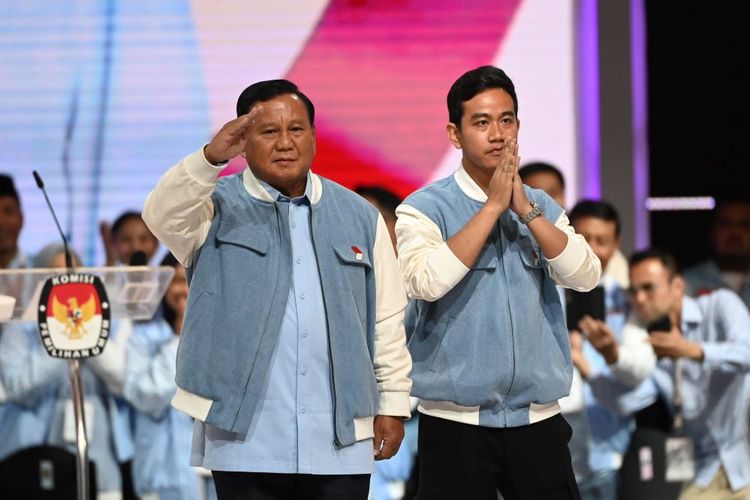 Capres-cawapres nomor urut 2 Prabowo Subianto (kiri) dan Gibran Rakabuming Raka tiba di lokasi debat kelima Pilpres 2024 di Balai Sidang Jakarta Convention Center (JCC) Senayan, Jakarta, Minggu (4/2/2024). Debat kali ini bertemakan kesejahteraan sosial, kebudayaan, pendidikan, teknologi informasi, kesehatan, ketenagakerjaan, sumber daya manusia, dan inklusi. ANTARA FOTO/Aditya Pradana Putra.