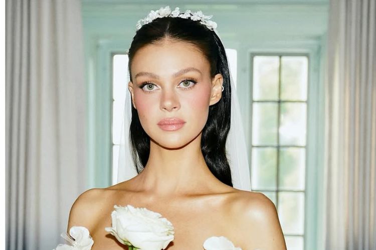 Nicola Peltz Beckham memukau di pembaruan sumpah nikah, mengenakan gaun pengantin vintage milik sang ibu dari 1985. Klaim terbaru Brooklyn Beckham kembali memicu perdebatan lama soal gaun pengantin Nicola Peltz yang dikenakan saat menikah pada 2022.