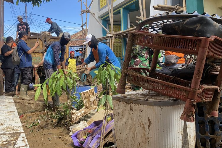 Sejumlah perabotan rumah tangga yang terbawa banjir pada Senin (27/10) sore, nampak mulai di evakuasi oleh masyarakat, relawan, TNI dan Polri. Barang milik warga yang sudah terbawa arus dan rusak itu kemudian di naikkan ke truk sampah. Rabu (29/10/2025)