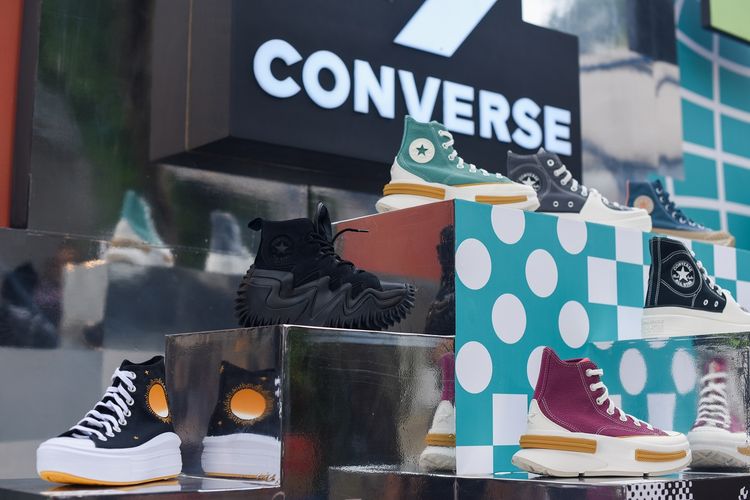 Merek sepatu Converse kembali hadir dengan sejumlah koleksi untuk musim semi 2023 yang mengedepankan berbagai inovasi terbaru seperti teknologi CX.