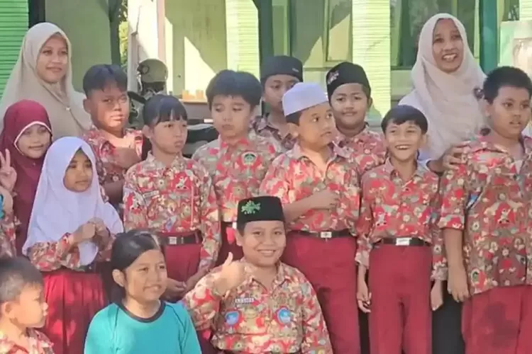 Regrouping SD di Madiun, Kisah Guru Yeni Jadi Satu-satunya Pengajar Kelas yang Tersisa
