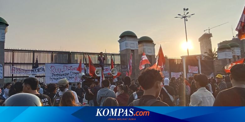 Mahasiswa Bergiliran Orasi di Gedung DPR, Apa Saja Tuntutannya?