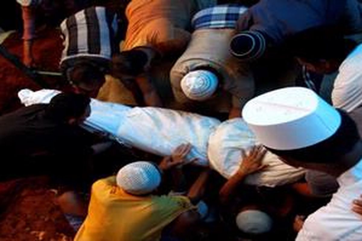 Pemakaman jenasah anggota satpol pp, Ahmad Tajudin (26) di Pemakaman Masjid Jami Assuru, Kebon Jeruk, Jakarta Barat, Kamis (15/4/2010). Almarhum salah satu korban meninggal dalam bentrokan yang terjadi antara warga dan satpol pp saat upaya pembongkaran pagar makam Mbah Priuk, Koja, Jakarta Utara kemarin. 