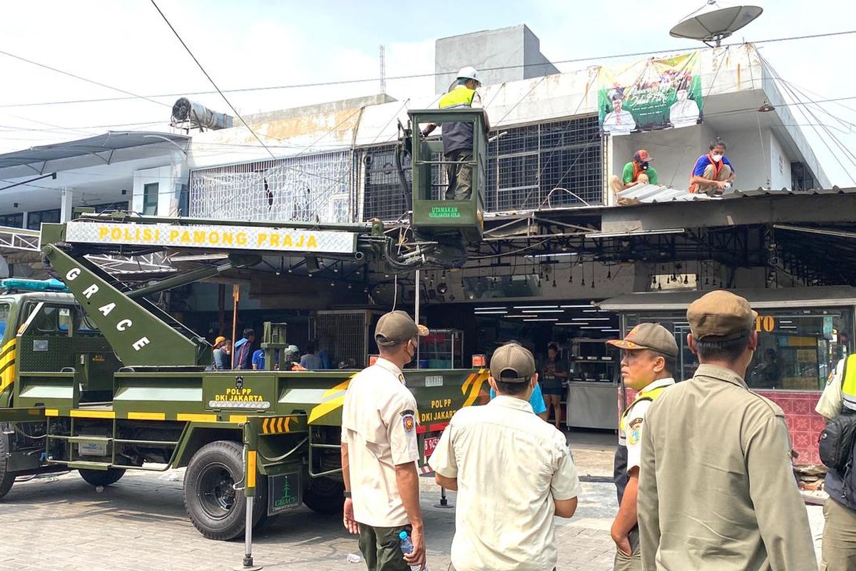 Satuan Polisi Pamong Praja (Sat Pol PP) Jakarta Utara membongkar ruko di Jalan Niaga, Blok Z4 Utara, RT 011/RW 03, Pluit, Penjaringan, Jakarta Utara pada Rabu (24/5/2023).