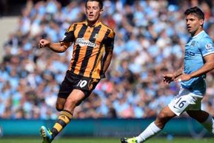 Striker Manchester City asal Argentina Sergio Aguero (kanan) berusaha melewati gelandang Hull City asal Slovenia, Robert Koren (L), dalam laga Premier League, Sabtu (31/8/2013).