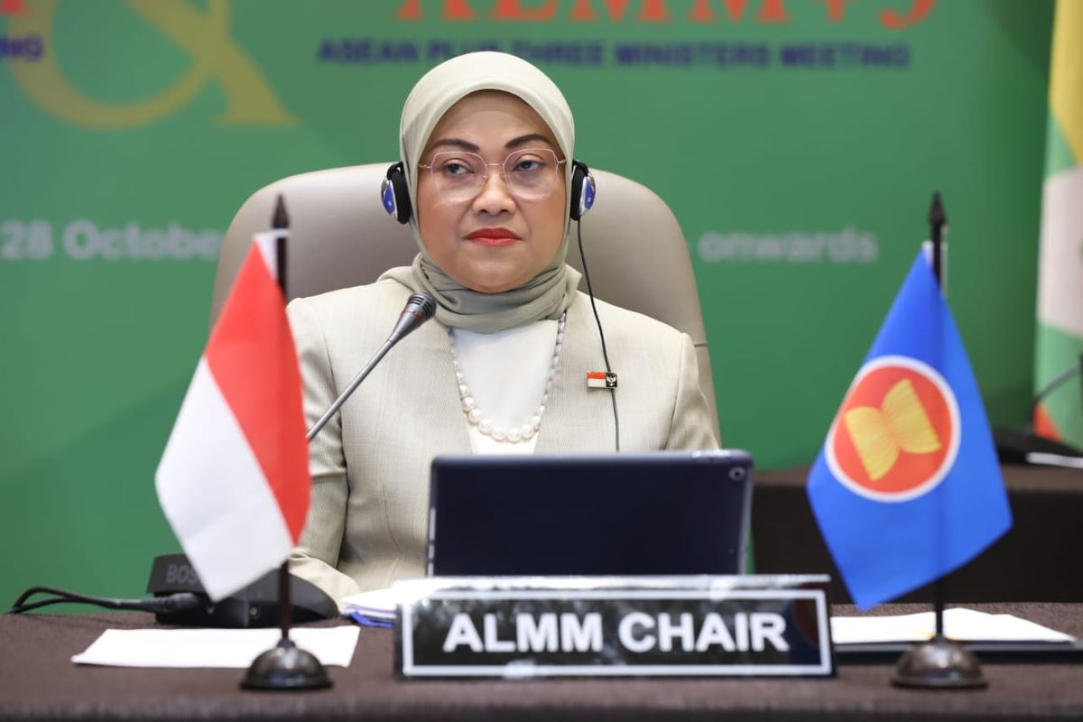 Menteri Ketenagakerjaan Ida Fauziyah mengikuti pertemuan tingkat Menaker se-ASEAN secara virtual, di Jakarta, Rabu (28/10/2020).